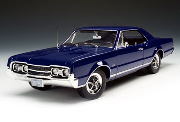 1967 Olds Cutlass 4-4-2 W-30 - Midnight Blue (Highway 61) 1/18