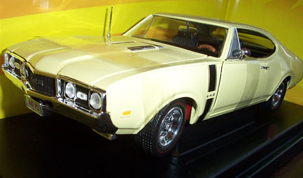 1968 Olds 4-4-2 - Yellow (Ertl) 1/18