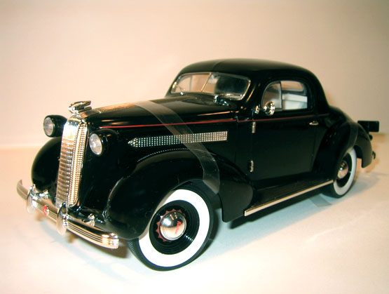 1936 Pontiac Deluxe Coupe - Black (Signature) 1/18