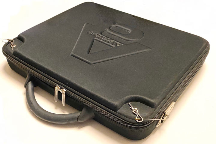 Laptop Case With Bonnet Safety Pin (AUTOart) 1/18