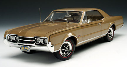 1967 Olds Cutlass 4-4-2 W-30 - Gold Metallic (Highway 61) 1/18