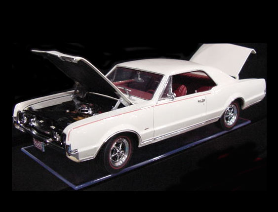 1967 Olds Cutlass 4-4-2 W-30 - Provincial White (Highway 61) 1/18