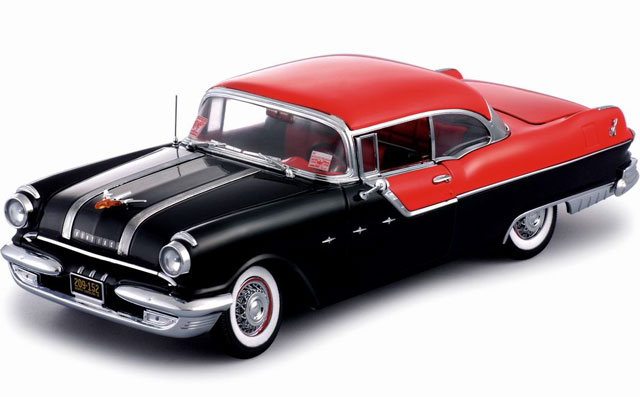 1955 Pontiac Starchief Hardtop - Bolero Red w/ Raven Black (SunStar Platinum) 1/18