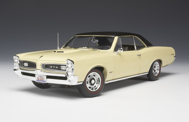 1966 Pontiac GTO - Candlelight Cream w/ Black Top (Highway 61) 1/18