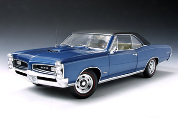 1966 Pontiac GTO - Barrier Blue w/ Black Top (Highway 61) 1/18