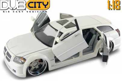 2006 Dodge Magnum R/T - Pearl White (DUB City) 1/18