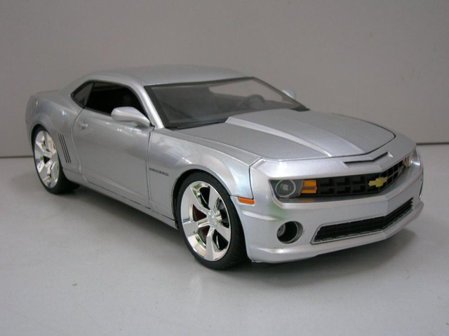 Chevy Camaro SS - Candy Silver (DUB City) 1/18