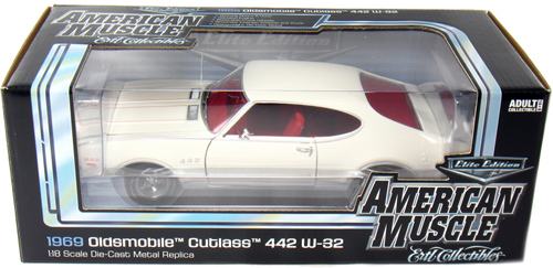 1969 Olds 442 - Cameo White Limited Edition (Ertl American Muscle) 1/18