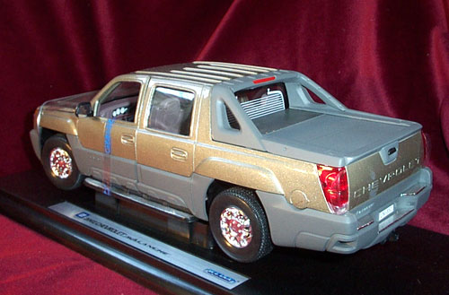 2002 Chevy Avalanche - Pewter (Welly) 1/18