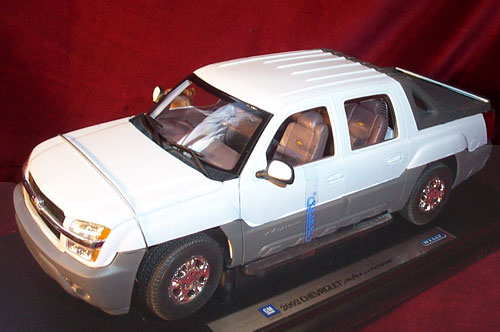 2002 Chevy Avalanche - White (Welly) 1/18