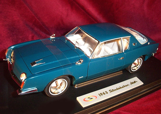 1963 Studebaker Avanti - Gold (Signature) 1/18