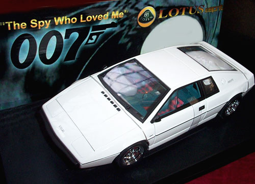 1976 Lotus Esprit Type 79 - James Bond 007 "The Spy Who Loved Me" (AUTOart) 1/18