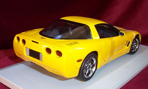 2000 Chevrolet Corvette C5 Coupe - Millenium Yellow (UT Models) 1/18