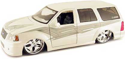 2003 Ford Expedition - Pearl White w/ D'vinci 'Pasha' Wheels (DUB City) 1/18