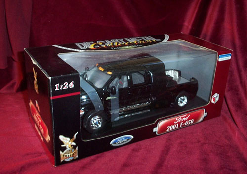 2001 Ford F650 Super Crewzer - Black (YatMing) 1/24