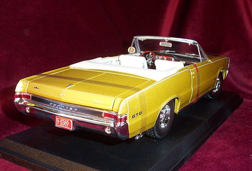 1965 Pontiac GTO Convertible Hurst Edition - Gold (Maisto) 1/18