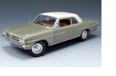 1963 Pontiac Lemans Sport Coupe Caravan Gold/Cameo Ivory (Highway 61) 1/18