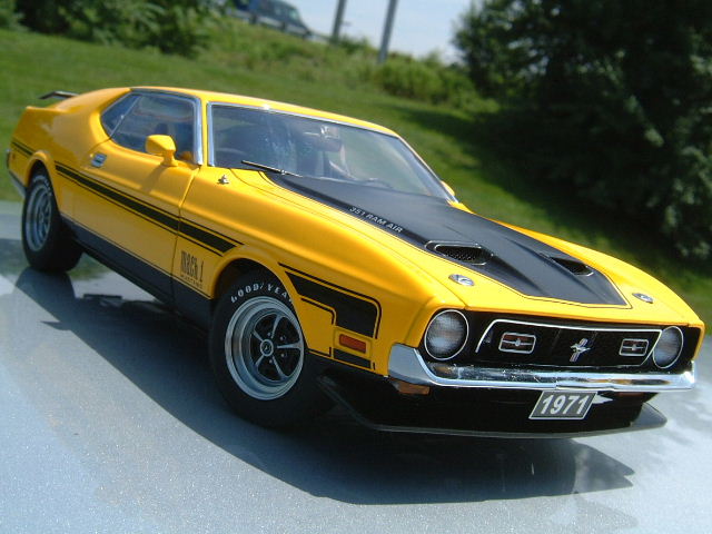 1971 Ford Mustang Mach 1 351 Fastback - Grabber Yellow (AUTOart) 1/18