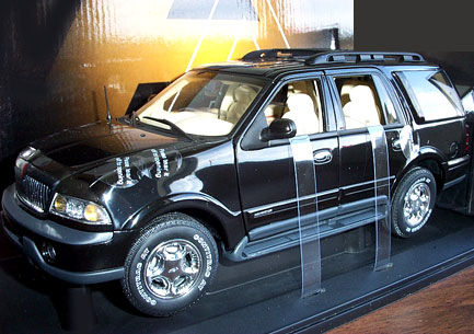 2002 Lincoln Navigator - Black (AUTOart) 1/18