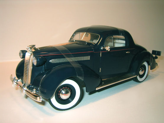 1936 Pontiac Deluxe Coupe - Blue (Signature) 1/18