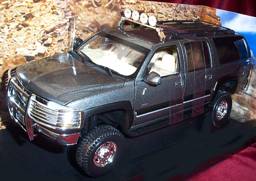 2002 Chevy Suburban 2500 - Gray (Ertl) 1/18