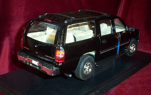 2001 Chevy Suburban - Black (Welly) 1/18